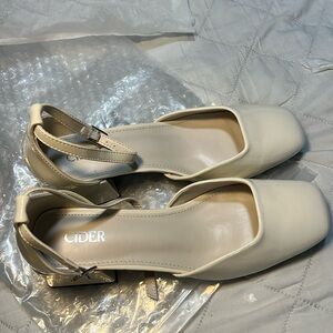 FAUX PATENT LEATHER MARY JANE PUMPS